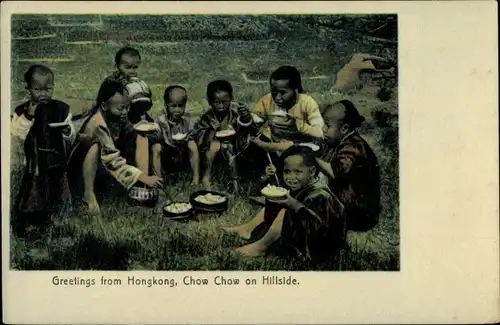 Ak Hongkong China, Chow chow on Hillside, essende Chinesen