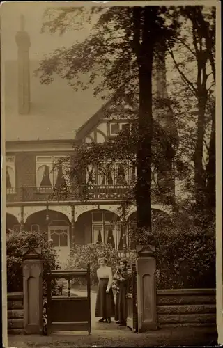 Foto Ak Manchester North West England, Zwei Frauen vor einem Wohnhaus