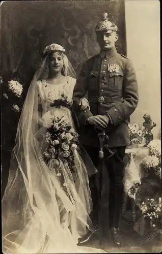 Foto Ak Deutscher Soldat in Uniform mit Braut, Hochzeit 1917, I WK