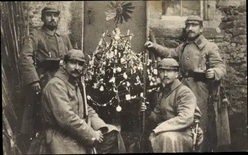Foto Ak Glückwunsch Weihnachten, Deutsche Soldaten in Uniformen mit Tannenbaum