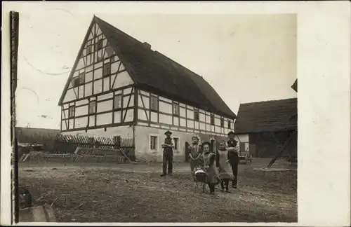 Foto Ak Dittersbach Frauenstein im Erzgebirge, Gut Göhler, Kinder, Männer, Fachwerkhaus