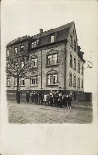 Foto Ak Ebersbrunn Lichtentanne Sachsen, Kinder vor einem Wohnhaus