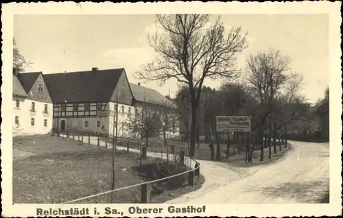 Ak Reichstädt Dippoldiswalde im Erzgebirge, Straßenpartie mit Blick auf den Oberen Gasthof