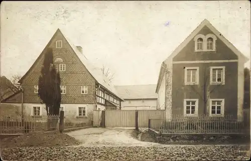 Foto Ak  Wachau in Sachsen, Straßenpartie mit Wohnhäusern und Hof