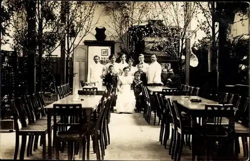 Foto Ak Frankenberg an der Zschopau Sachsen, Gastraum Restaurant Lützelhöhe, Wirt mit seiner Familie