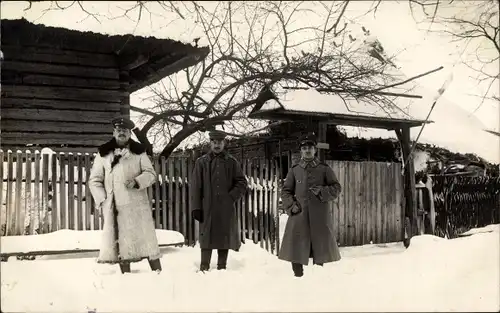 Foto Ak Klinzy Russland, Deutsche Soldaten in Uniformen, Oberstabsarzt Funk vor seinem Quartier