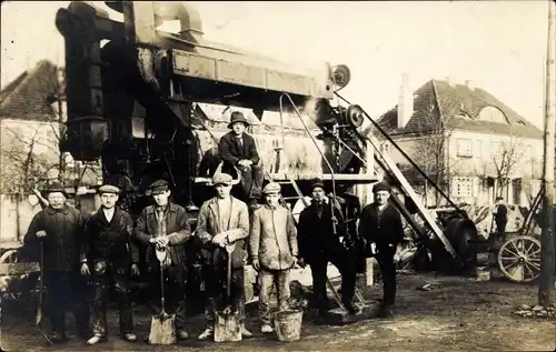 Foto Ak Arbeiter mit Schaufeln vor einer Maschine