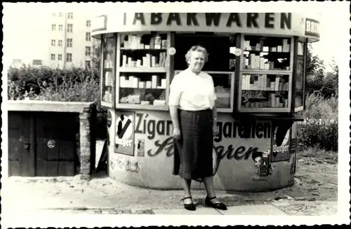 Foto Frau vor einem Kiosk, Tabakwaren