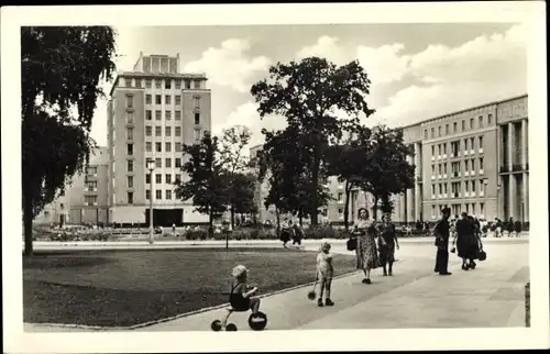 Ak Berlin Friedrichshain, Weberwiese, Junge auf Dreirad