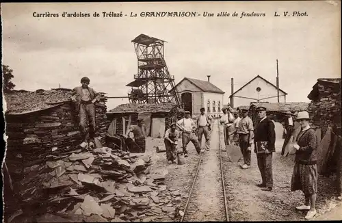 Ak Trélazé Maine et Loire, Carrieres d'ardoises, la Grand'Maison, une allee de fendeurs