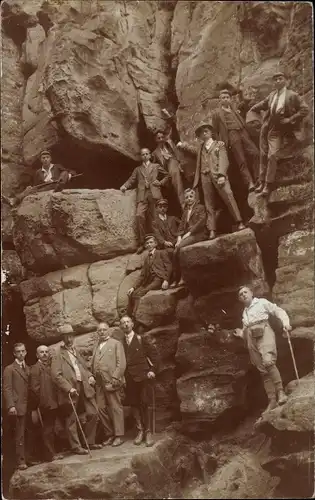 Foto Ak Männer an einem Fels, Wanderer, Kletterer