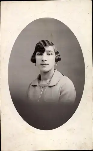 Foto Ak Portrait einer junger Frau, Bluse, Ohrringe
