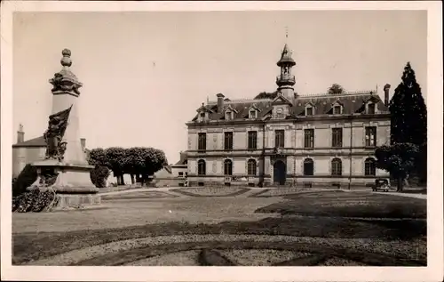 Ak Saint Yrieix Haute Vienne, Hotel de Ville, Monument des Morts