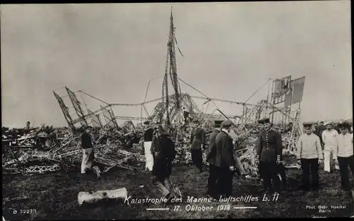 Ak Katastrophe des Marine Luftschiffes L II LZ 18 Oktober 1913, Zeppelin, Soldaten in Uniformen