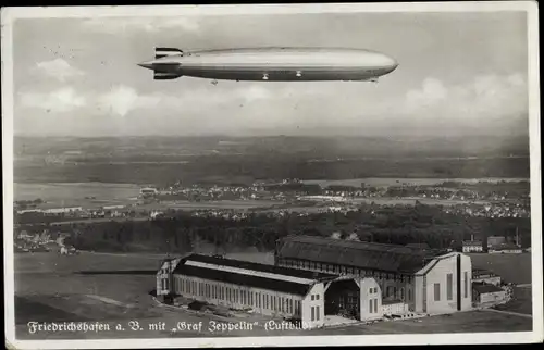 Ak Friedrichshafen am Bodensee, Luftschiff LZ 127 Graf Zeppelin über der Luftschiffwerft