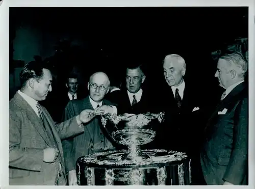 Foto Davis Cup, Pokal als Losbehälter, Staatssekretär Hull, japan. Botschaftsrat Yakichiro Suma
