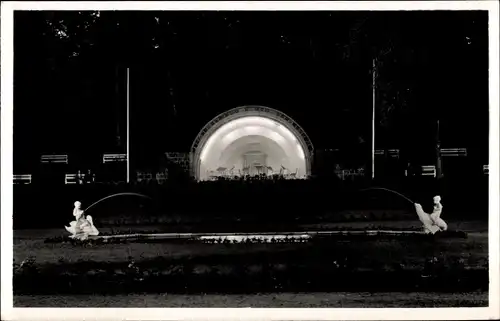 Ak Polczyn Zdrój Bad Polzin Pommern, Abendbeleuchtung am Konzertplatz