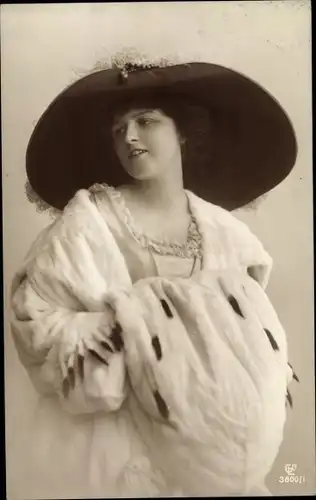 Ak Portrait einer Frau mit Hut und Pelzmantel