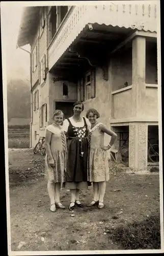 Foto Ak Oberstdorf im Oberallgäu, Doris und Walli Bahnfeld aus Gera mit Frau in Tracht 1929