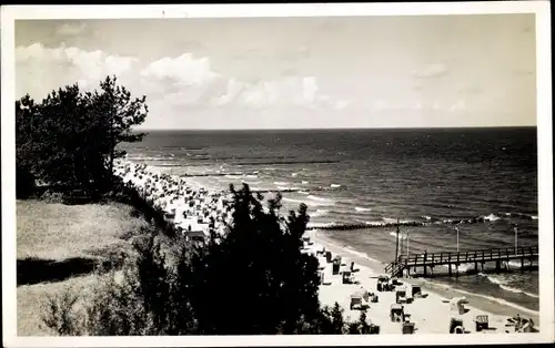 Foto Ak Ostseebad Koserow auf Usedom, Blick vom Hochufer zum Strand