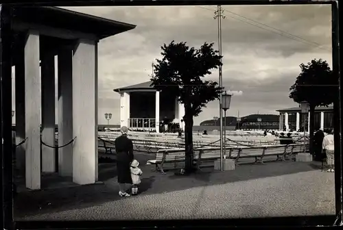 Foto Ak Seebad Binz auf Rügen, am Kurkonzertplatz