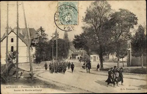 Ak Auxerre Yonne, Promenade de la Tournelle, Retour de Marche militaire