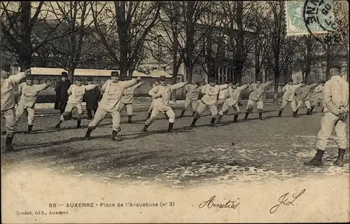 Ak Auxerre Yonne, Place de l'Arquebuse, französische Soldaten