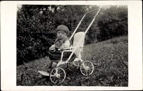 Foto Ak Kleinkind in einem Sportwagen, Kinderwagen
