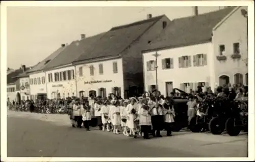 Foto Ak Münchsdorf Roßbach in Niederbayern, Prozession im Ort