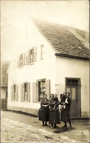 Foto Ak Freyung im Bayerischen Wald, Frauen und Kinder vor einem Gebäude 1925