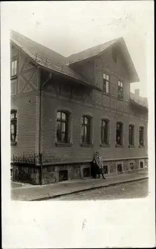 Foto Ak Passau in Niederbayern, Frau und Kind vor einem Gebäude