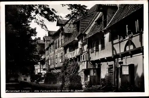 Ak Lemgo in Lippe, alte Fachwerkhäuser hinter der St. Nicolaikirche