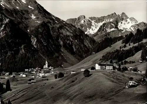 Ak Mittelberg Vorarlberg, Gesamtansicht, Alpenhaus Walsertal