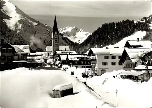 Ak Mittelberg in Vorarlberg, Straßenpartie