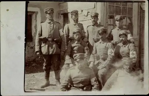 Foto Ak Deutsche Soldaten in Uniformen, Sanitäter, Gruppenaufnahme
