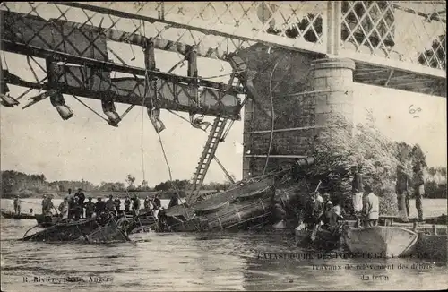 Ak Les Ponts de Cé Maine et Loire, Catastrophe 1907, Travaux de relevement des debris du train