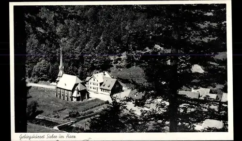 Ak Sieber Herzberg am Harz, Kirche aus dem Wald gesehen