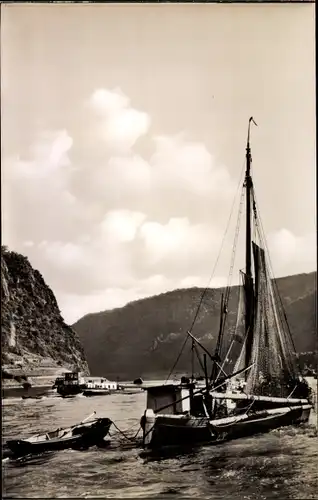 Ak Sankt Goar am Rhein, Loreleyfelsen, Fischerboot