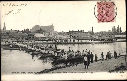 Ak Arras Pas de Calais, Ecole de Pont du Genie, Lancement d'un Pont de Bateaux au Rivage