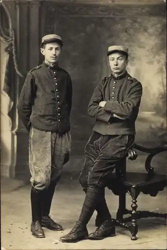 Foto Ak Französische Soldaten? in Uniformen, Stuhl