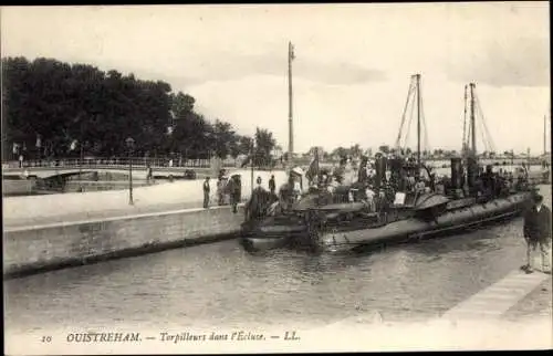 Ak Ouistreham Calvados, Franz. Kriegsschiffe, Torpilleurs dans l'Ecluse, Schleuse