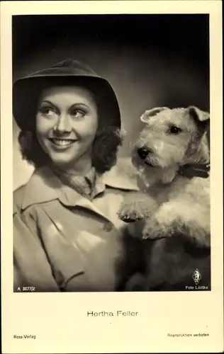 Ak Schauspielerin Hertha Feiler, Portrait mit Terrier, Hund, Ross Verlag A 3077/2