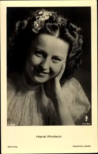 Ak Schauspielerin Hansi Knoteck, Portrait, Blumen im Haar, Ross A 3219/1