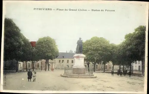 Ak Pithiviers Loiret, Place du Grand Cloitre, Statue de Poisson