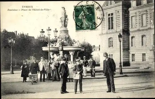 Ak Évreux Eure, Fontaine, Place de l'Hotel de Ville