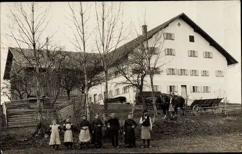 Foto Ak Buchen Stötten am Auerberg im Unterallgäu, Personen vor einem Bauernhof