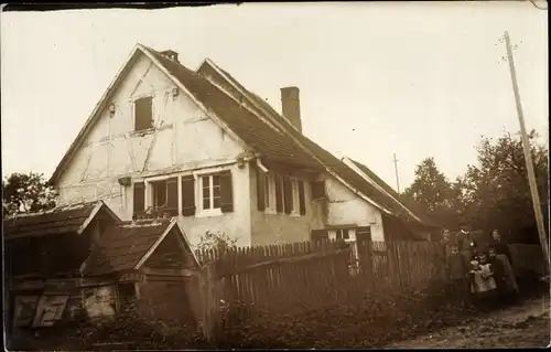 Foto Ak Hohenmemmingen Giengen an der Brenz, Personen vor einem Wohnhaus