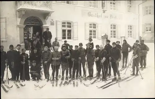 Foto Ak Nesselwang im Allgäu, Skifahrer, Gasthof zur Post, Winteransicht