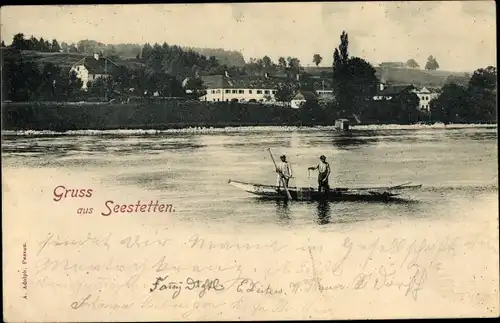 Ak Seestetten Vilshofen an der Donau Niederbayern, Fischer im Boot, Blick auf den Ort