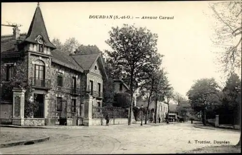 Ak Dourdan Essonne, Avenue Carnot
